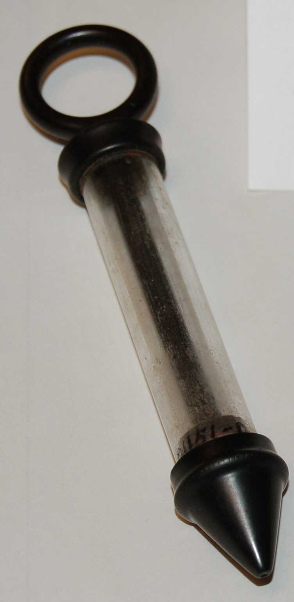 Sprøyten består av eit sylindrisk glas med eit innvendig stempel festet til en stang av celluloid. Sprøytespissen består av eit ca. 2 cm. langt mjukt "kautsjukrør".