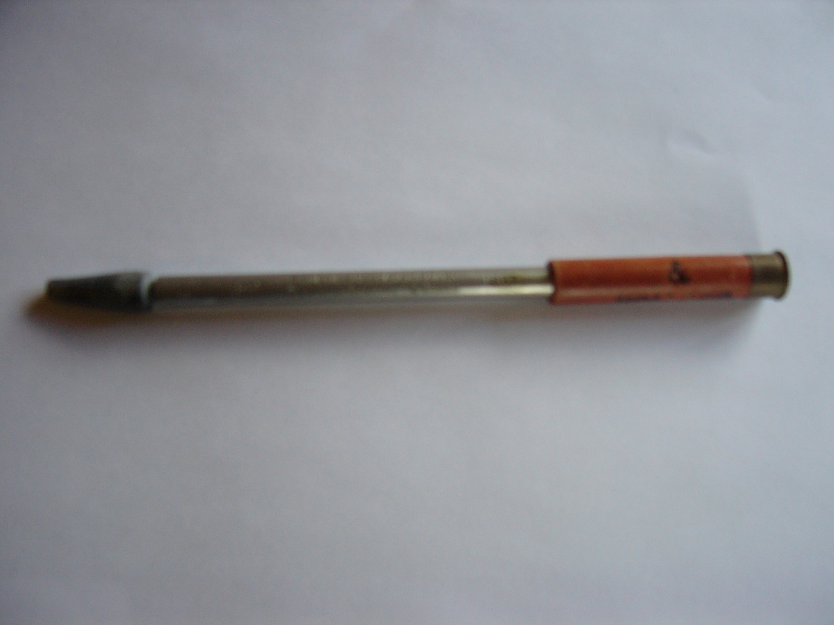 "Kval-Markøren" består av et aluminiumsrør med en blyspiss på tuppen. I den andre enden sitter en 6 cm. lang patron i kaliber 0,410.