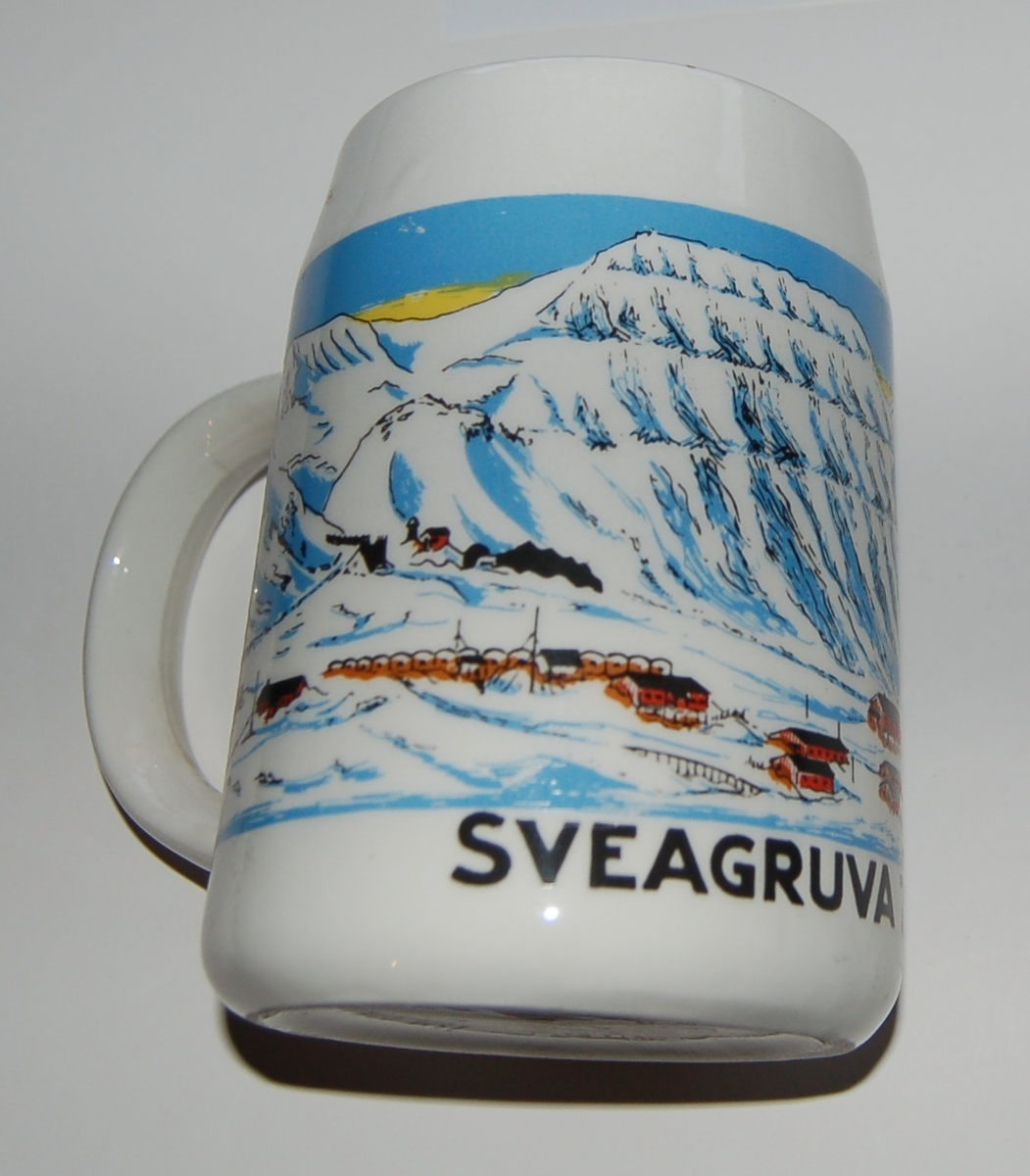 Utsmykka kjegleformet souvenirkrus i glassert porselen.
Motiv: Gruvelandsby
Tekst: Sveagruva - 77 Grader 55 Minutt N.
