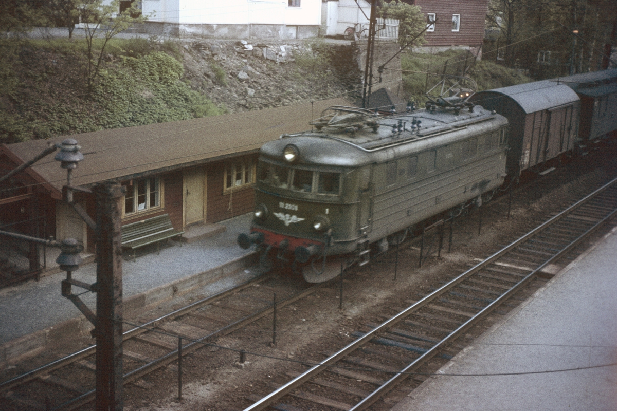 Persontog retning Oslo V ved Myra holdeplass på Drammenbanen. Toget trekkes av elektrisk lok type El 11.