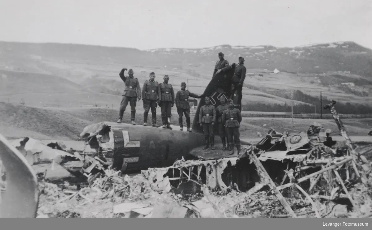 Vraket av Heinkel 111 skutt ned av britiske Skua fly 803 skvadron. Hele mannskapet overlevde. Dette er andre soldater,tatt noen tid etterpå.