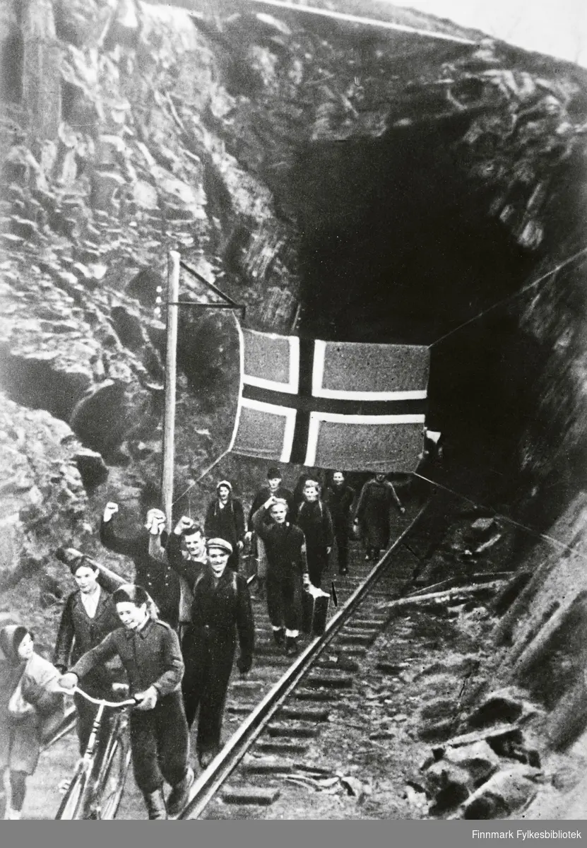 Russerne har frigjort Sør-Varanger, og folk flytter ut av gruven hvor de har bodd på slutten av krigen. Stedet er Bjørnevatn.