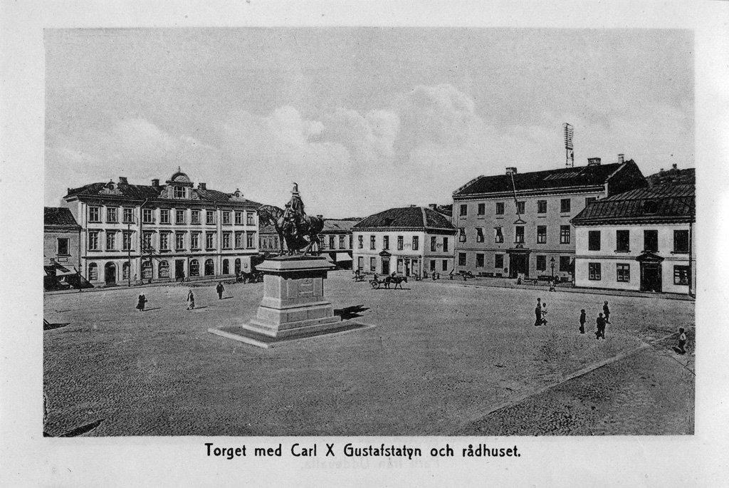 Text till bilden: "Torget med Carl X Gustafstatyn och rådhuset".
