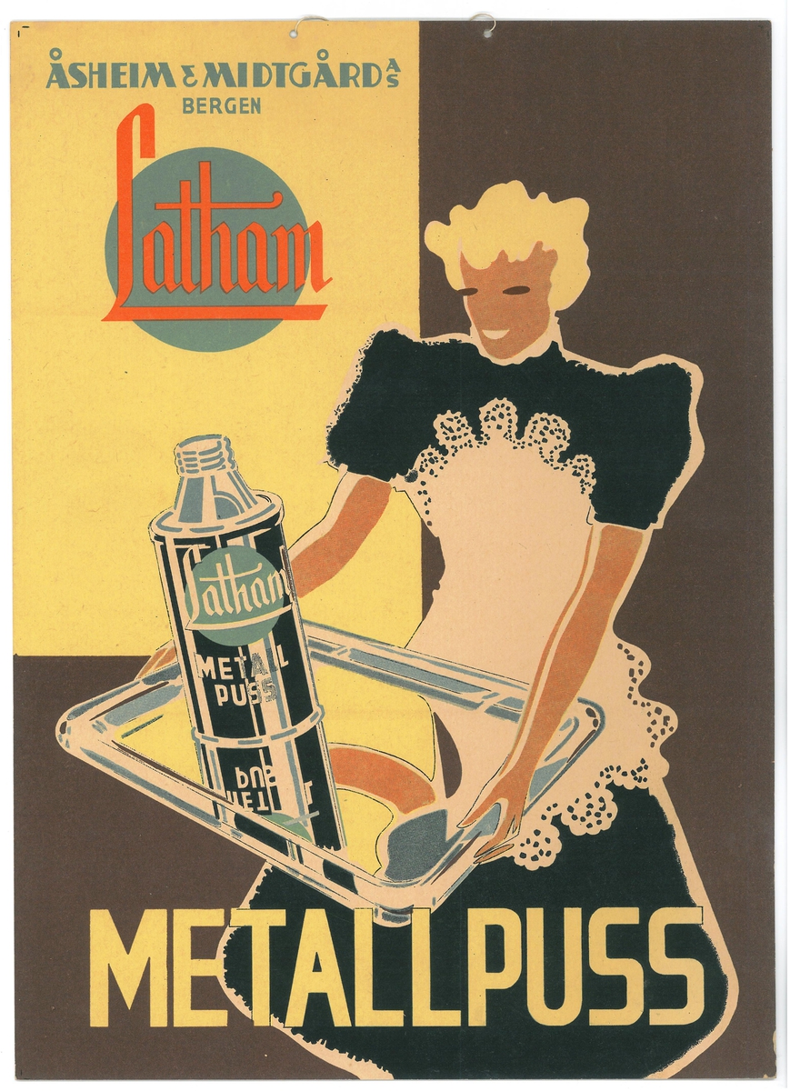 Kvinne/tenestepike med fint forkle og svart kjole, holder eit serveringsbrett i metall, med ei flaske metallpuss oppå.