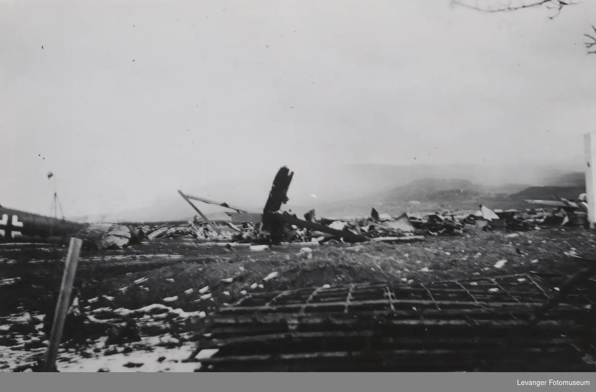 Luftfoto av Værnes etter britiske bombeangrep.