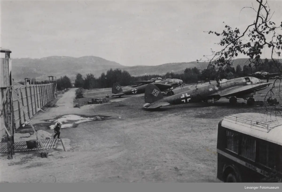 Heinkel 111 bombefly. Til venstre i bildet leiren som huset russiske. sovjetiske krigsfanger,