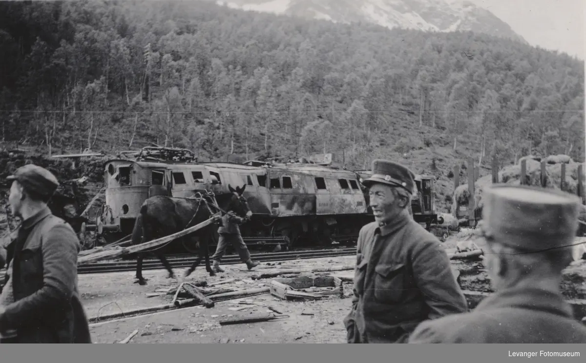 Ofotbanen, ødelagt elektrisk lokomotiv, muldyret tilhørte Fremmedlegionen, tatt som krigsbytte etter at de allierte trakk seg ut.