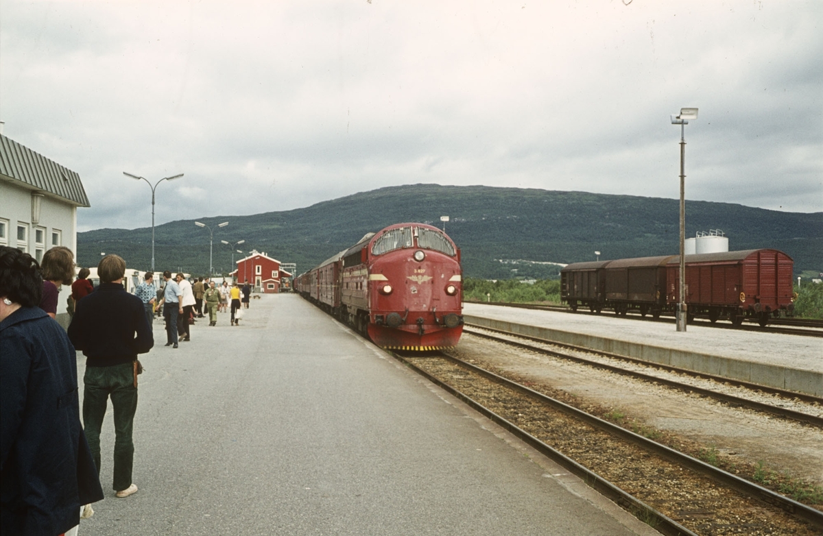 Tog fra Bodø til Trondheim på Fauske stasjon. Diesellok tye Di 3 nr. 627.