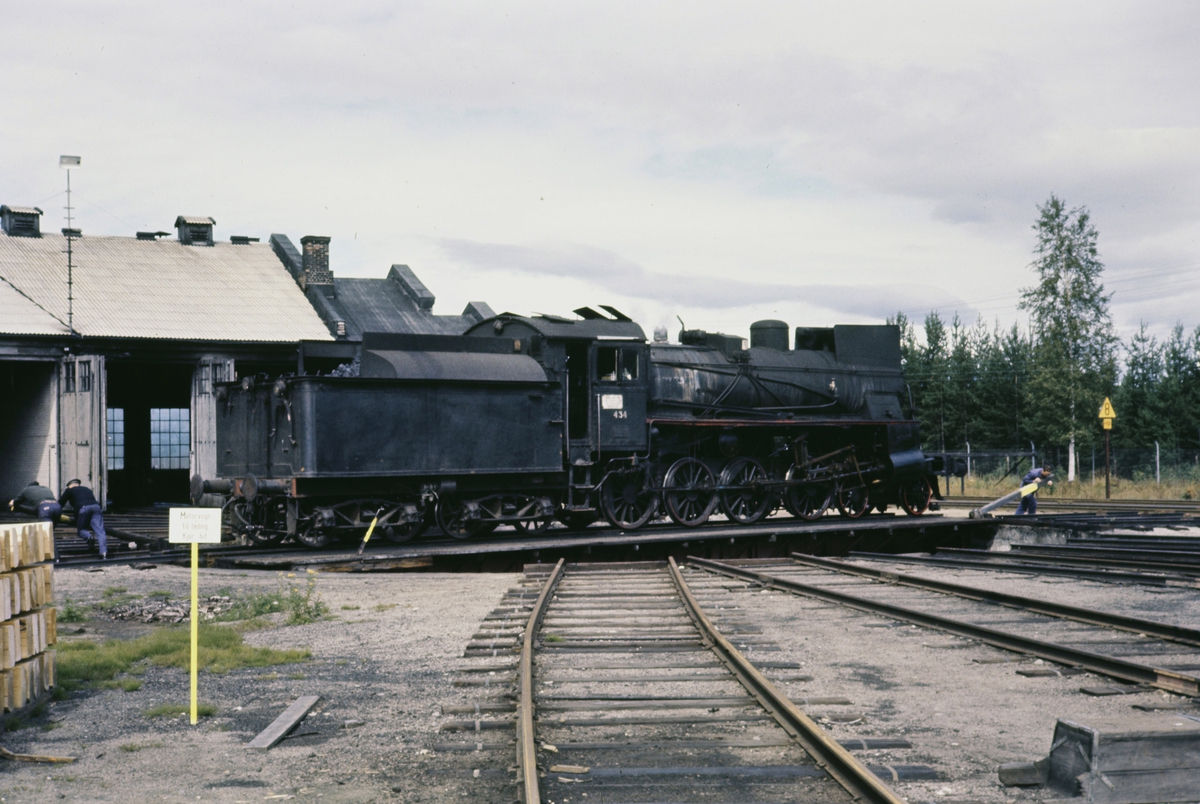 Damplokomotiv type 26c nr. 434 på svingskiven på Elverum stasjon