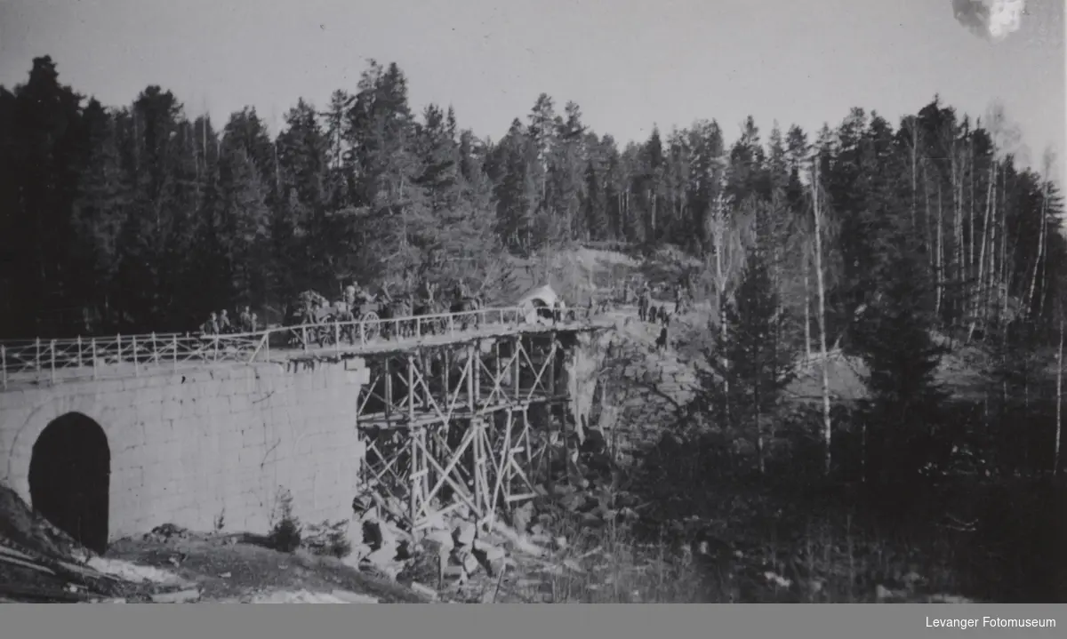 Stokke bro under konstruksjon med hestetransport over.