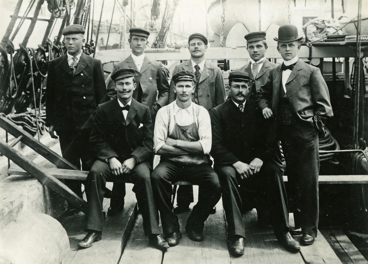 Deler av mannskapet ombord i fullrigger 'Ruby' (b.1878, Church Point, Digby, Nova Scotia).