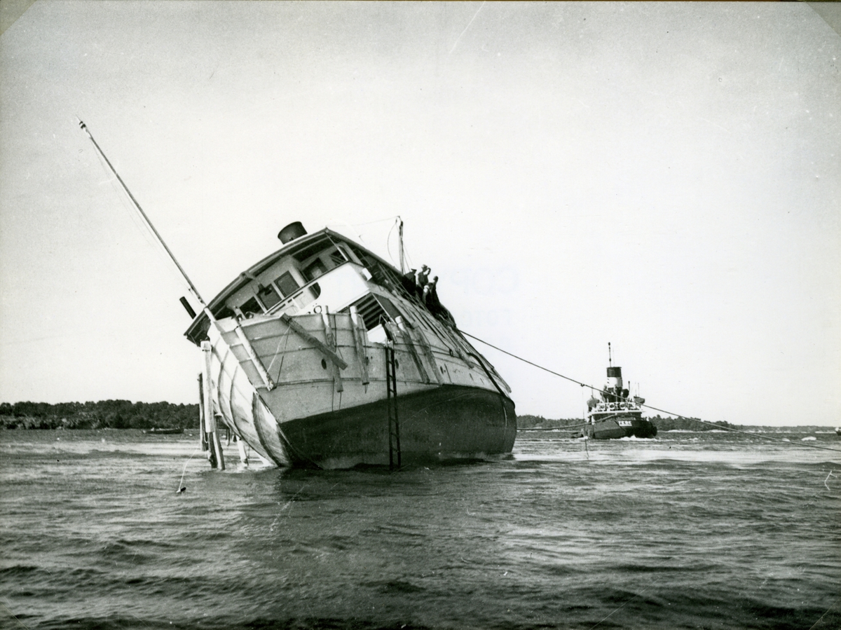Waxholmsbolagets LJUSTERÖ får hjälp av bogserbåten TEBE efter grundstötning i Rödkobbsfjärden.