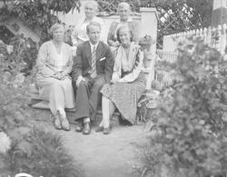 En mann og fire kvinner i hagen hos Lyng Olsen. Kragerø