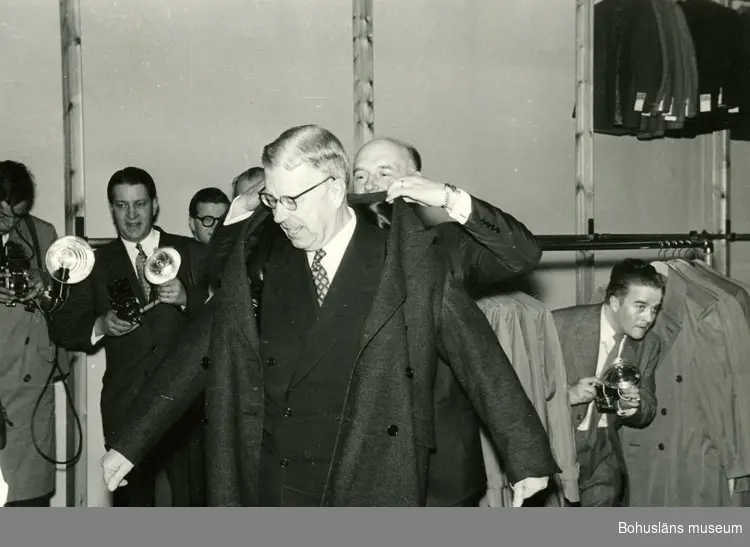 Kung Gustaf VI Adolf på Eriksgata i Bohuslän i maj 1955. Kungen besöker Schwartzman & Nordströms fabrik på Östergatan i Uddevalla 1955