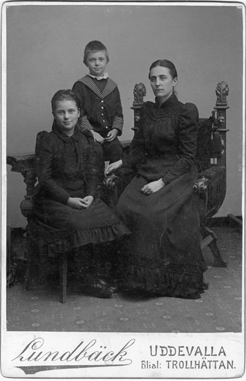 Enligt text skrivet på kopian: "Fru Hulda Agrell med barnen Ingrid & Nils".