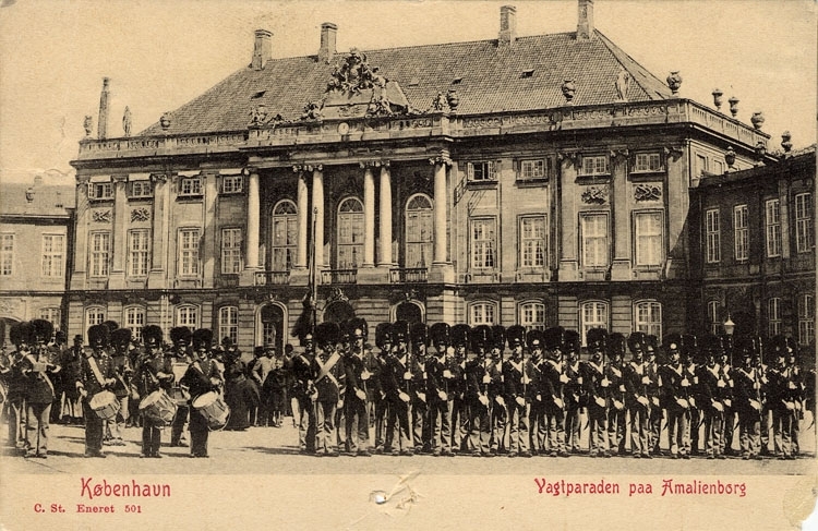 Tryckt text på bilden: "Vagtparaden paa Amalienborg".