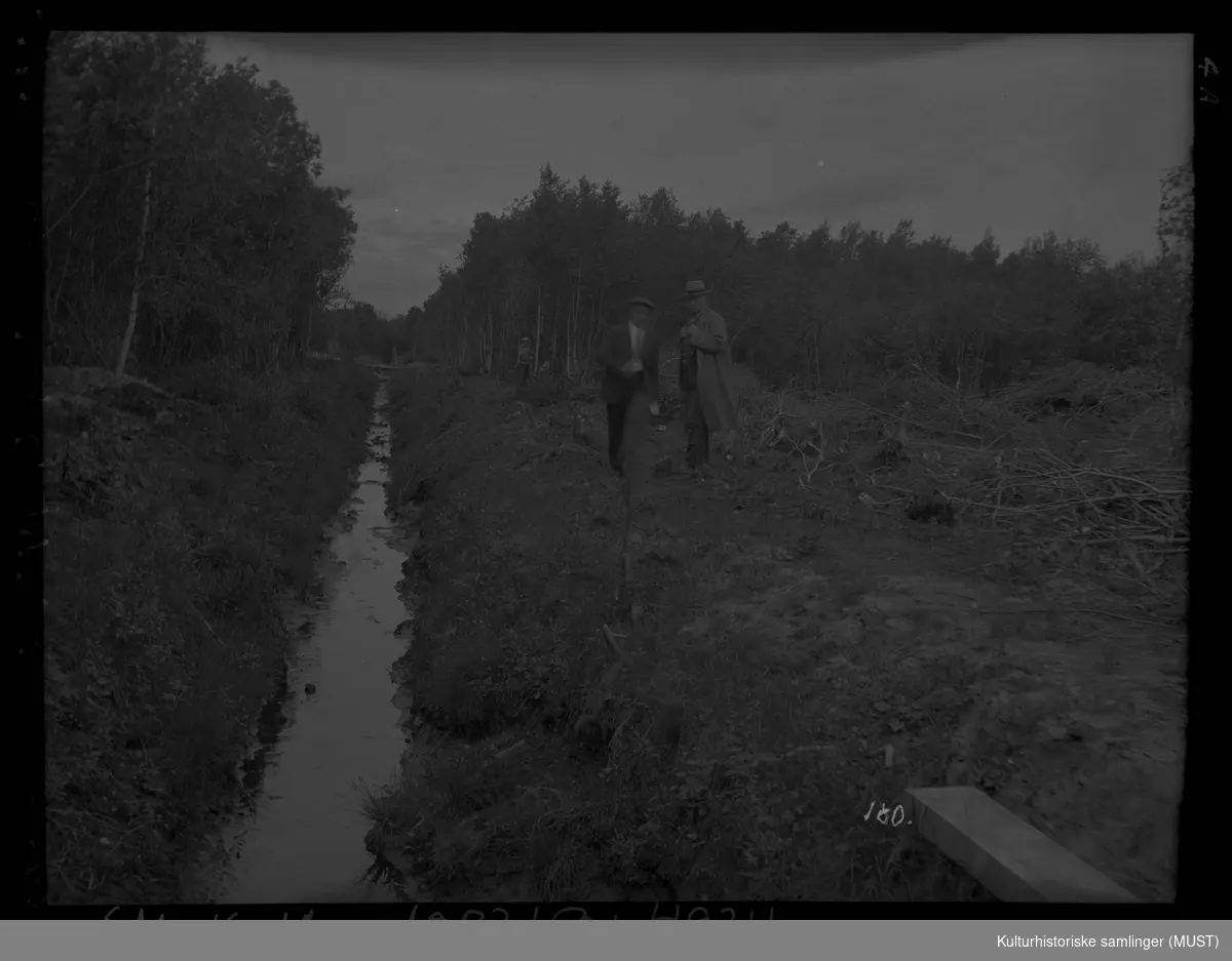 Grøfting, nyrydding i skog i Elvestrandsmyra.
Tre menn til høyre i bildet.