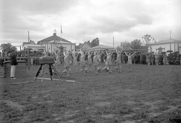 Uppvisning av kvinnlig gymnaster på Uddevallautställning 1928