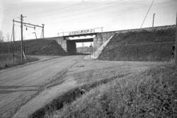 vei, jernbaneundergang, reklame, hagebruk, Ulven kirke, bil,