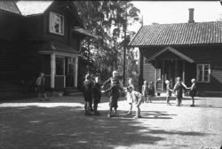Gullhaug offentlige skole, skolegård, barn, lek