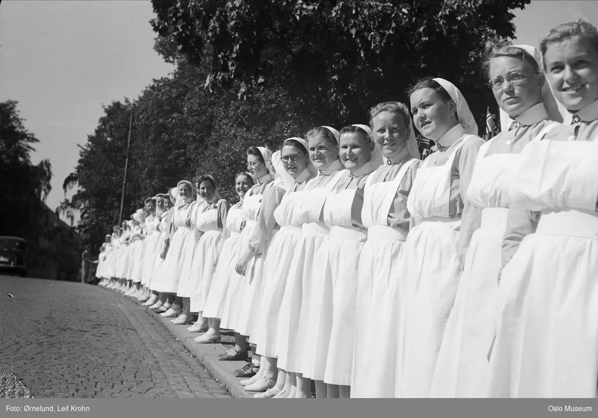 Kong Haakon VIIs 75-årsdag, sykepleiersker foran Slottet