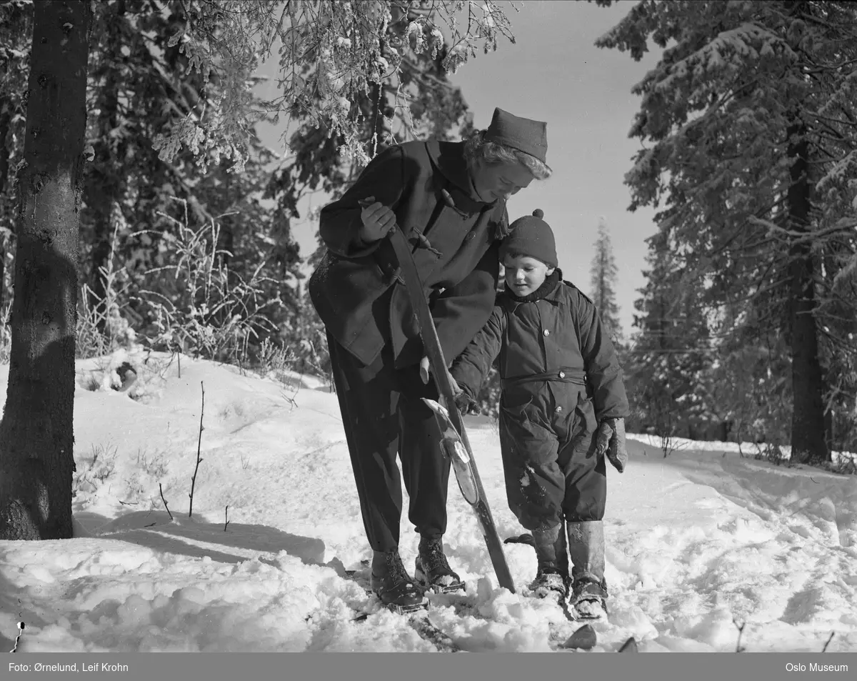 Tomm Murstads skiskole, kvinne, skiinstruktør, jente, snø, skog