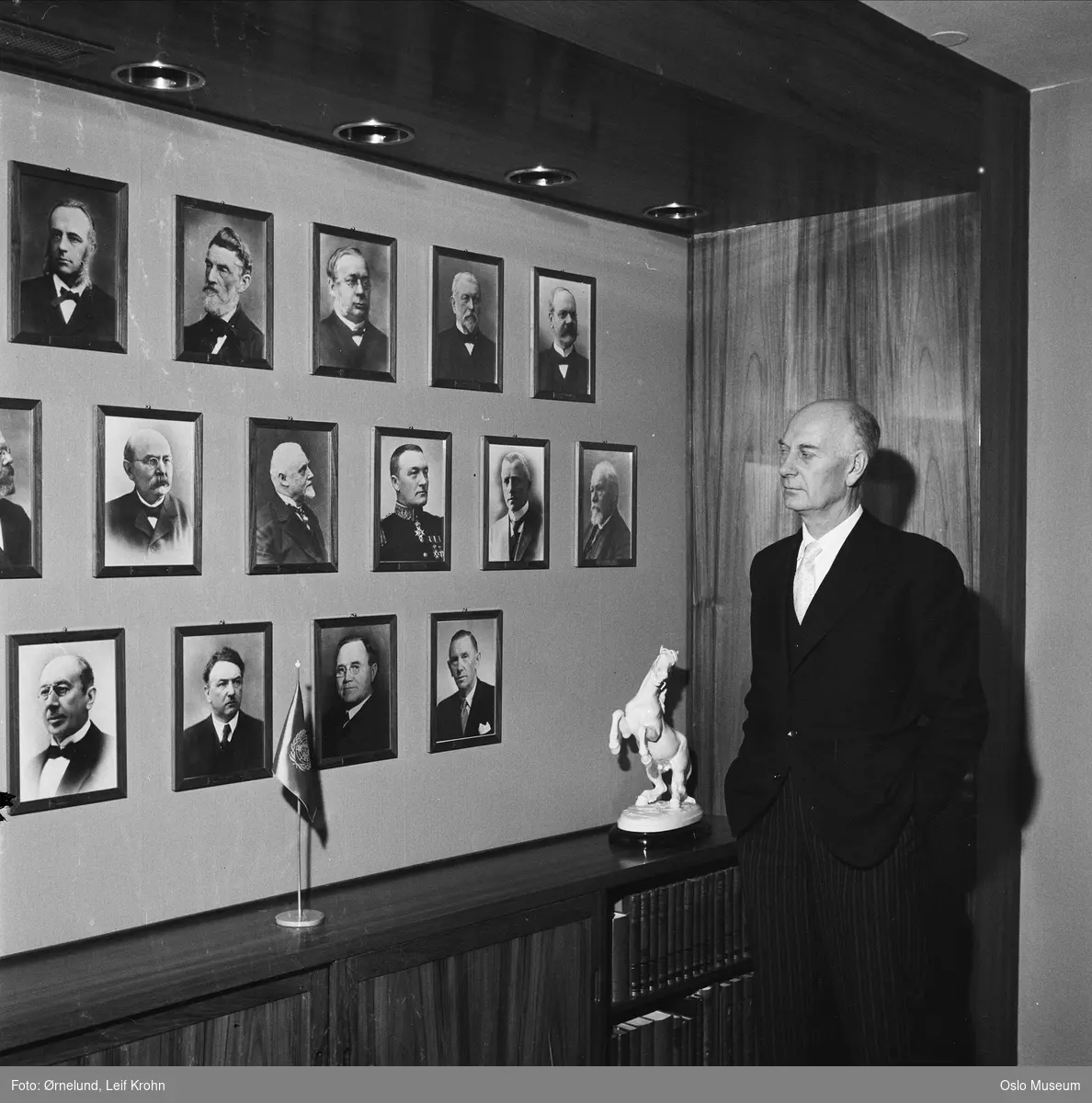 interiør, kontor, mann, statsminister, stående ved portretter av tidligere statsministre
