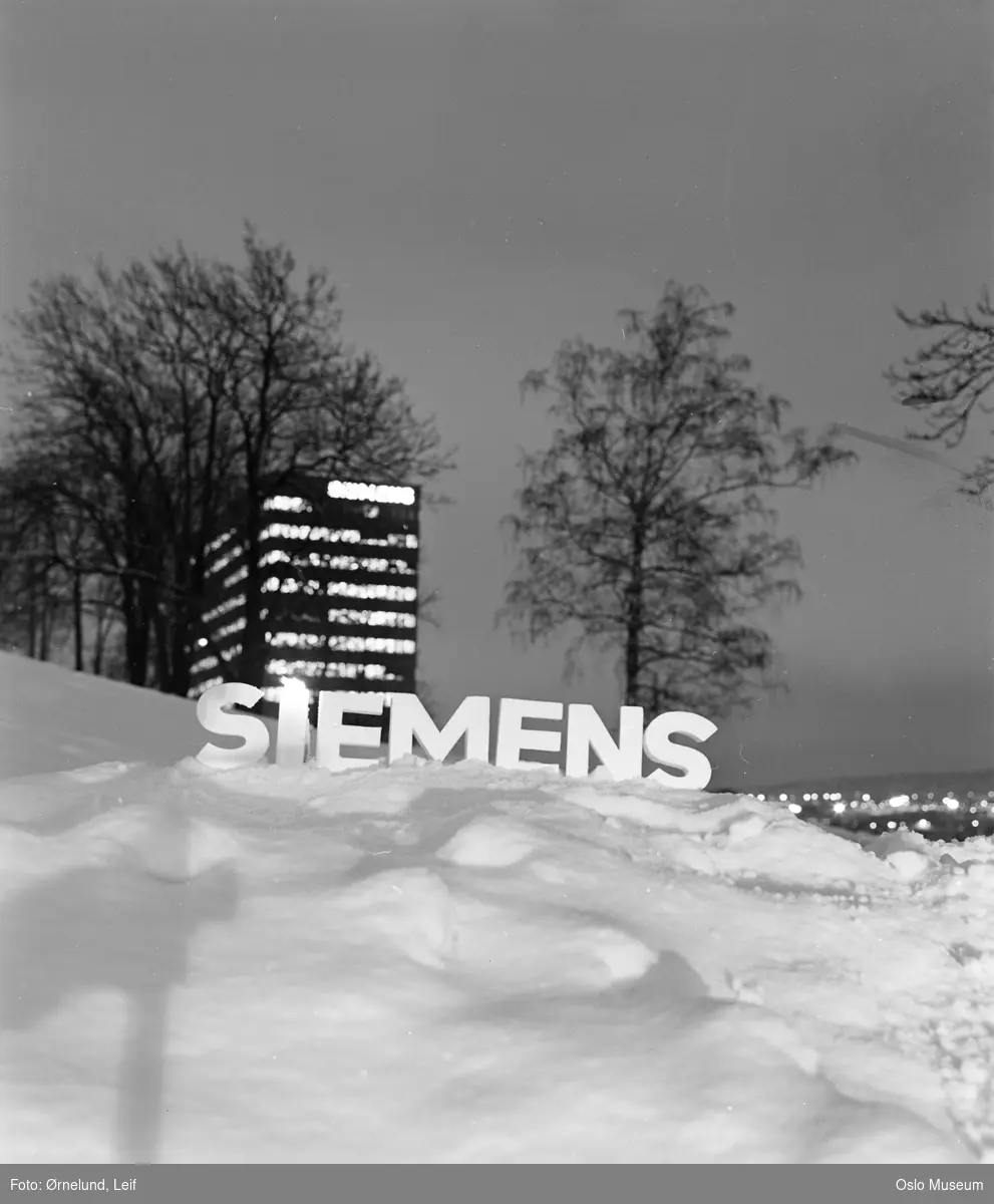 Siemens Norge a.s., kontorbygning, skilt, snø