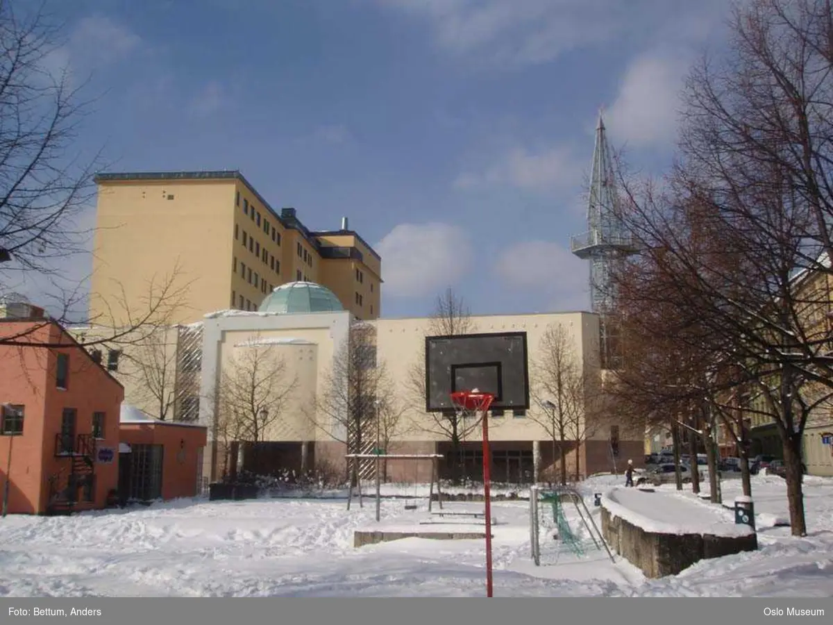 Islam, moske Central Jamaat-e Ahl-e Sunnat Norway, eksteriør, kuppel, minaret, halvmåne, utsikt, glass, betong, stål.