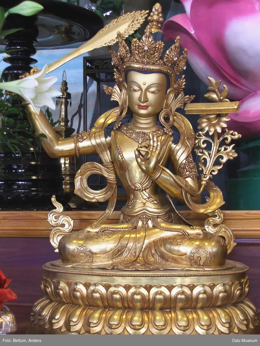 Buddhisme. Khuong Viet tempelet, interiør, guder, Buddha, ornamenter, religiøse symboler, munk, alter, blomster, forfedre