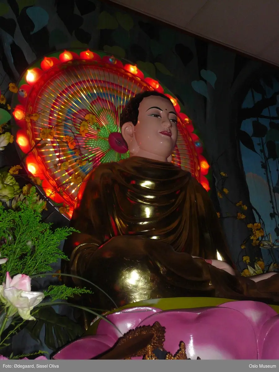 Buddhisme, Khuong Viet tempelet, lysfest, interiør, guder, Buddha, blomster, frukt, mann, kvinne, barn, seremoni, alter