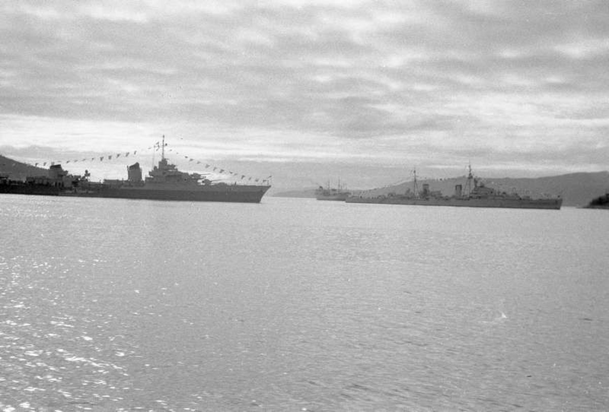 Marinebesøk Marinefartøyet til venstre bå bildet er den franske jageren Le Terrible. Til høyre, den britiske krysseren HMS Bellona.
