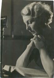 Ada Kramm leser i radio.