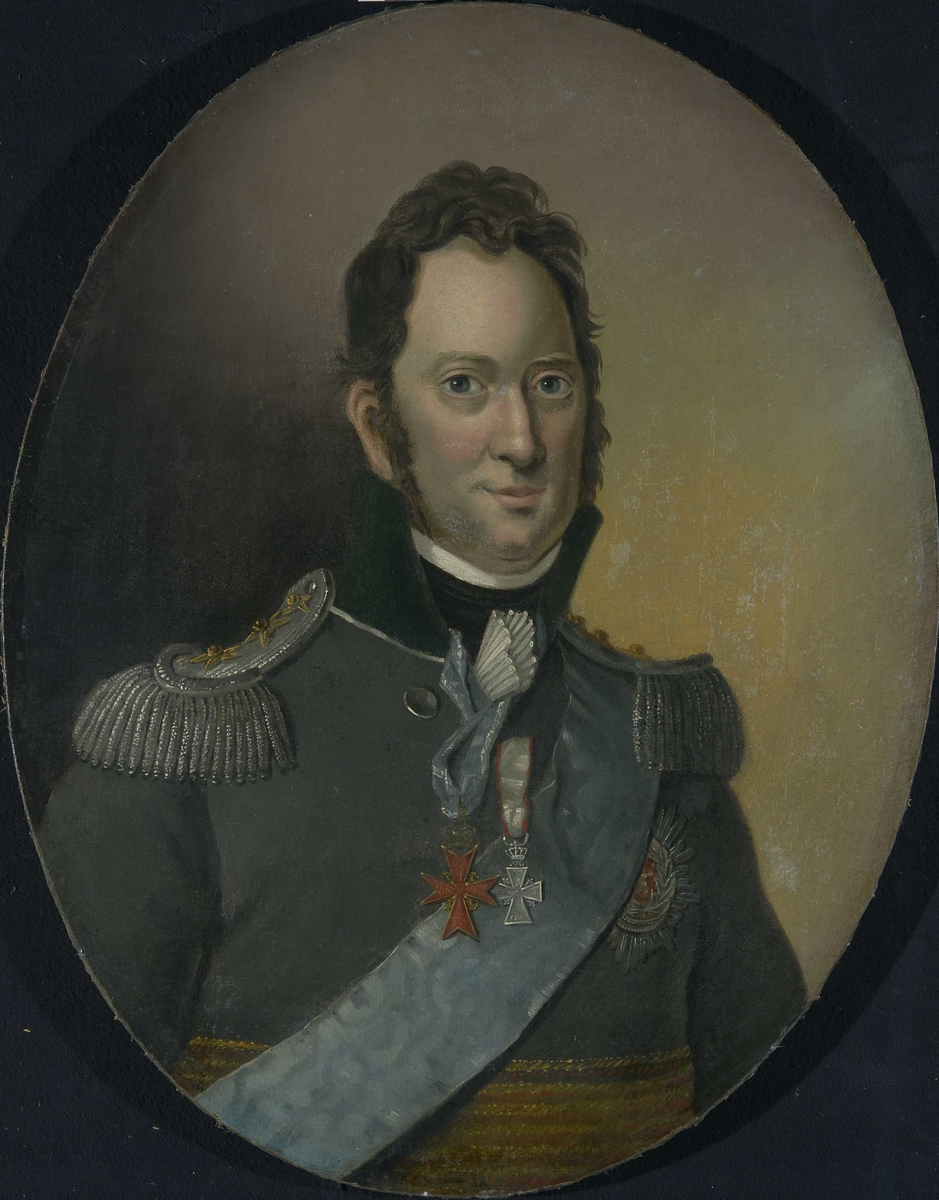 Se protokoll.
Som regimentsjef for Akershusiske Skaprpskytteregiment, bærer han deres uniform som fastatt i 1810, med generals distinksjoner.