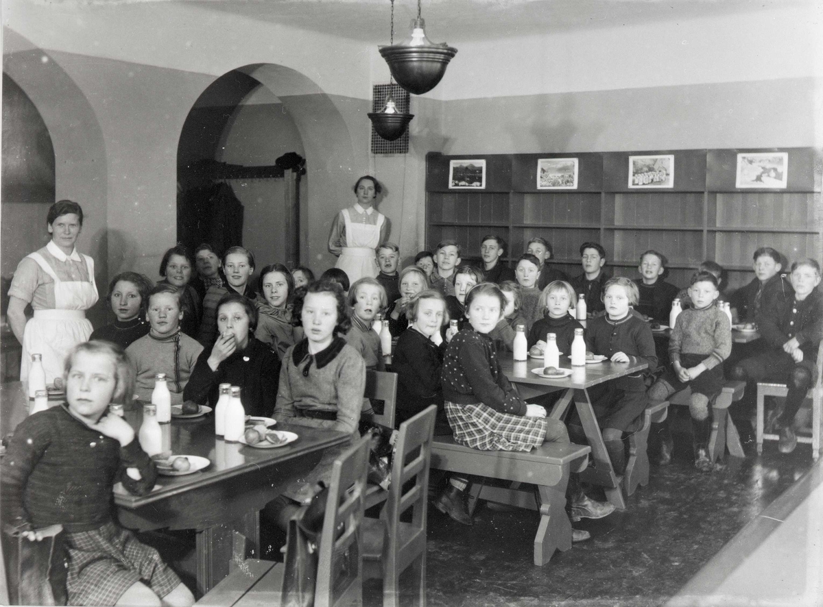 Oslo-frokost, Lillesund skole. Flere gutter og jenter sitter til bords ...