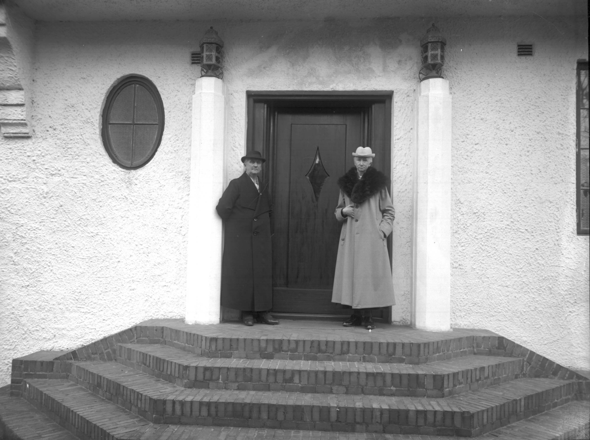 Norges første kvinnelige skipsderer, frk. Hanna Brummenæs og Bertha Torgersen, utenfor sitt hjem Henrik Ibsensgt. 26.