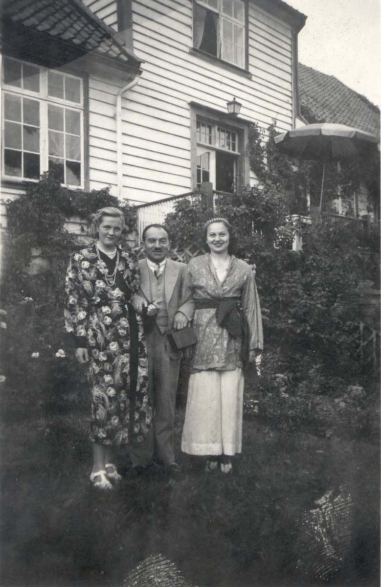 Margot Foss, Edith og Moritz Rabinowitz foran våningshus