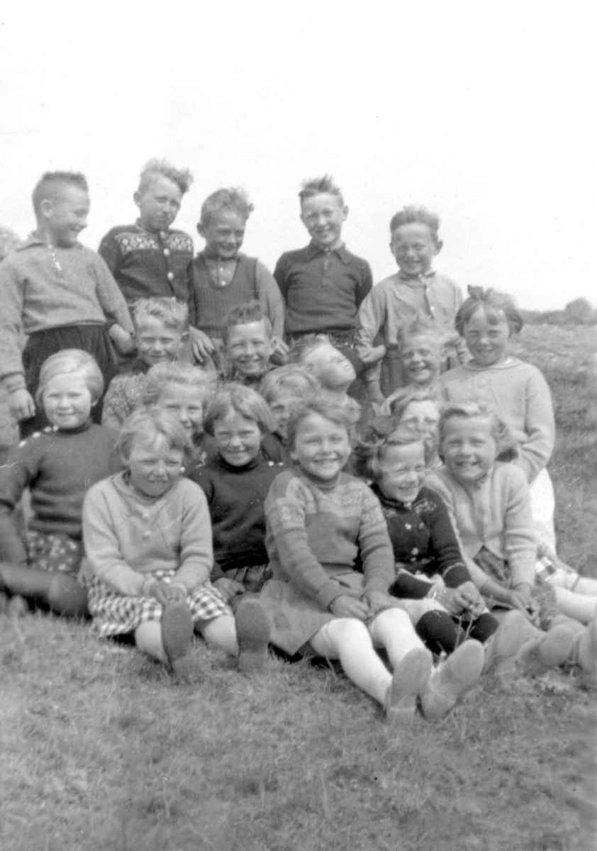 Gruppebilde. Klassebilde fra Hesthammer skule. 1-2-3 klasse tatt juni 1941.