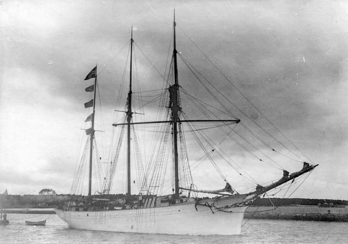 Skonnertskipet "L. Riisdal" fra Haugesund. Skipet hadde lettbåt, og motor fra 1917.