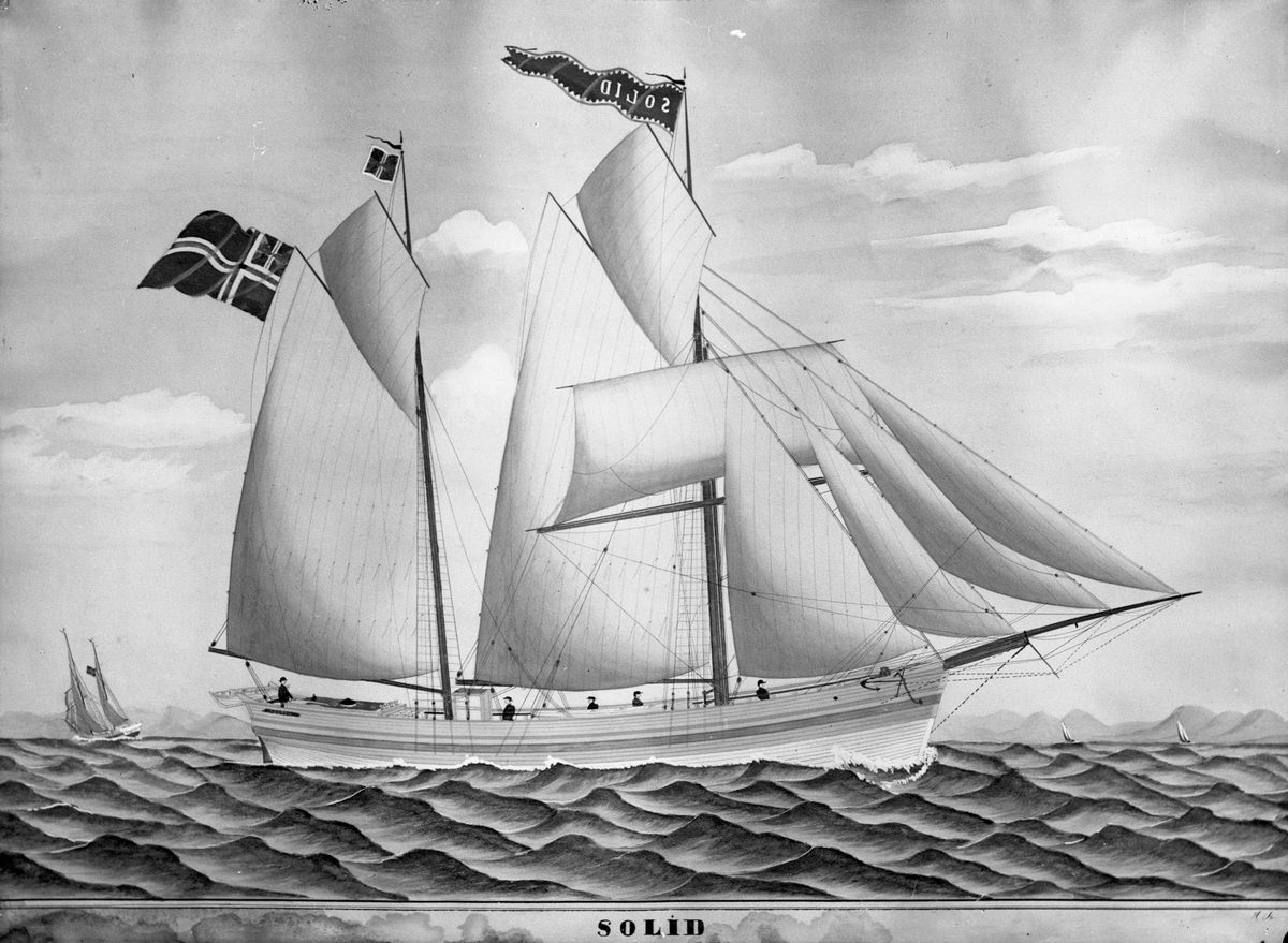 Avfotografert maleri av galeasen "Solid" for fulle seil. Bak til venstre er en annen seilbåt og bak til høyre er land.