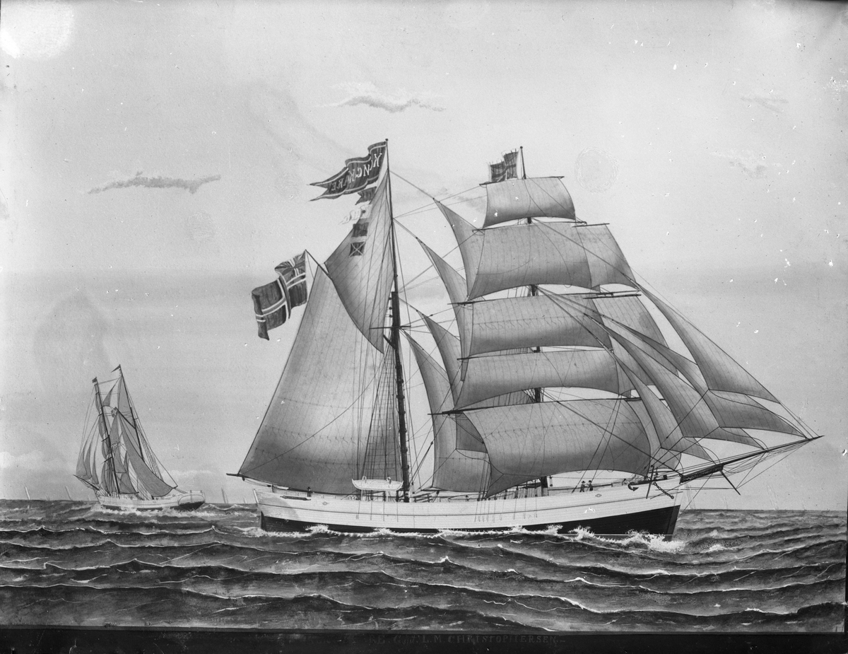 Avfotografert maleri av skonnertgaleasen "Kong Kaare" i åpent farvann. Et annet seilskip seiler i bakgrunnen.