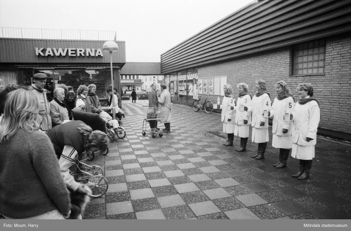 Kållereds luciakandidater presenteras i Kållereds centrum, år 1984. I bakgrunden till vänster ses konditoriet Kawerna (Hagabäcksleden 5) som delade byggnad med en bank som vette mot Gamla Riksvägen.