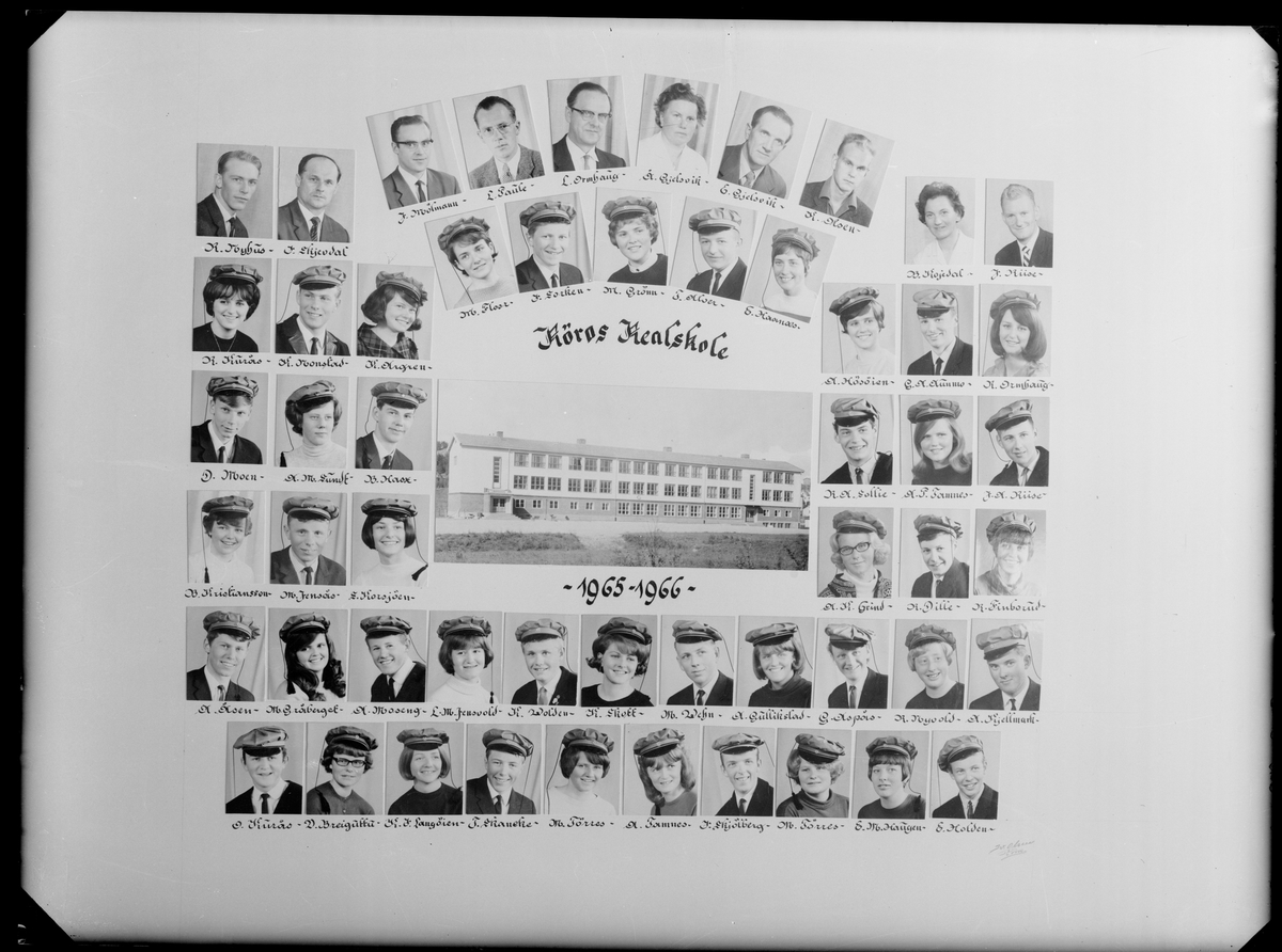 Skolebilde av avgangsklassen ved Røros Realskole 1965-1966.