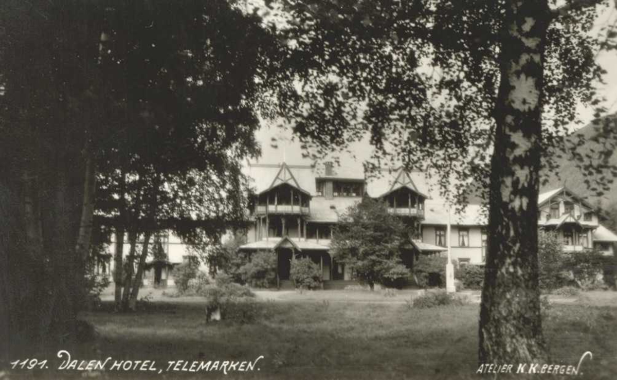 Hotel Dalen, front og hage