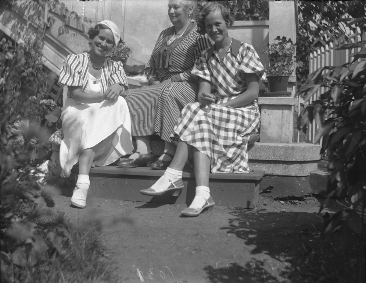 Tre kvinner i trappen hos Lyng Olsen 4 August 1933. Kragerø