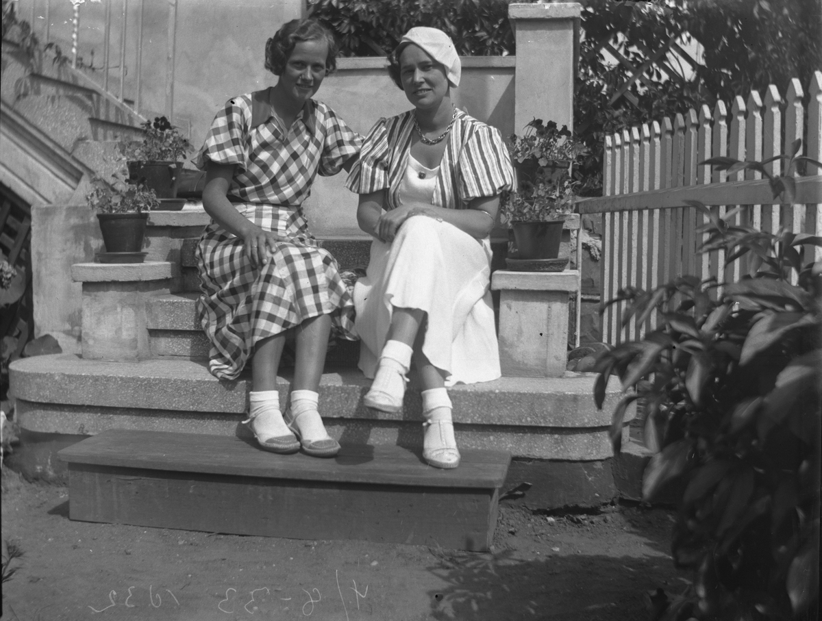 To kvinner i trappen hos Lyng Olsen. 4 August 1933. Kragerø