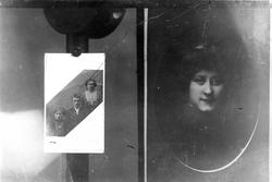 Reproduksjon av to portretter: et viser en kvinne og den and