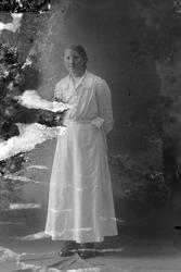 Studioportrett av en ung kvinne i helfigur, muligens Anna Kr