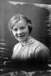 Studioportrett i halvfigur av Tordis Pettersen Husby.