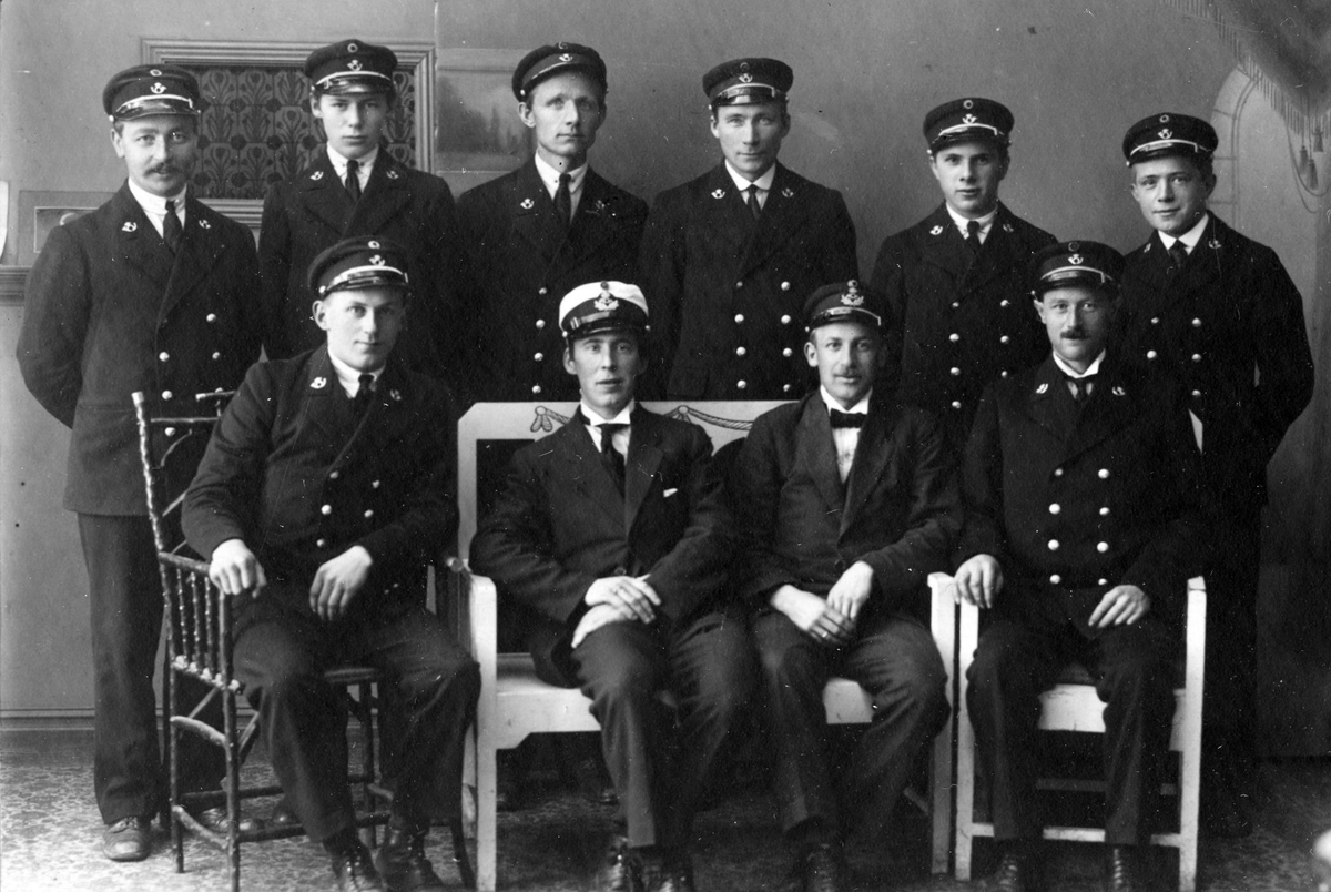 Gruppeportrett av ansatte ved Harstad postkontor, tatt i forbindelse med at de begynte å bruke uniformer for første gang.